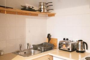 encimera de cocina con fregadero y tostadora en Lovely 1 bedroom Apartment High Wycombe, en Buckinghamshire