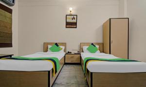 Postel nebo postele na pokoji v ubytování Treebo Maharaja Residency Family Hotel