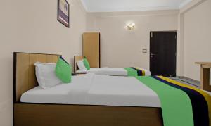 Postel nebo postele na pokoji v ubytování Treebo Maharaja Residency Family Hotel