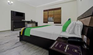 Postel nebo postele na pokoji v ubytování Treebo Maharaja Residency Family Hotel
