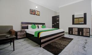Postel nebo postele na pokoji v ubytování Treebo Maharaja Residency Family Hotel