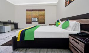 Postel nebo postele na pokoji v ubytování Treebo Maharaja Residency Family Hotel