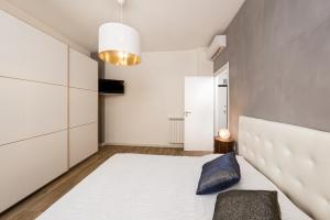 卡迪拉瓦尼亞的住宿－Gomitolo di mare，卧室配有白色床和蓝色枕头