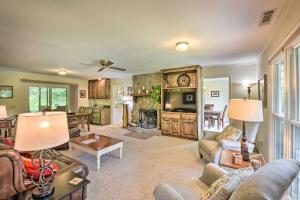 un salon rempli de meubles et d'une cheminée dans l'établissement Sky Valley Retreat with Resort Amenities and Views!, à Sky Valley