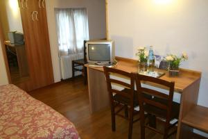 Televízia a/alebo spoločenská miestnosť v ubytovaní Hotel Orsa Maggiore