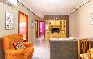 een woonkamer met een bank en een stoel bij Amazing Apartment In Los Narejos With Kitchen in Los Narejos