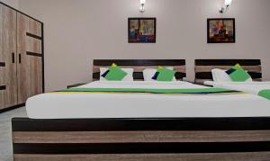 Postel nebo postele na pokoji v ubytování Treebo Maharaja Residency Family Hotel