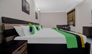 Postel nebo postele na pokoji v ubytování Treebo Maharaja Residency Family Hotel