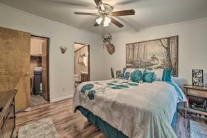 Ένα ή περισσότερα κρεβάτια σε δωμάτιο στο Cozy Hale Home Between Long and Loon Lakes!