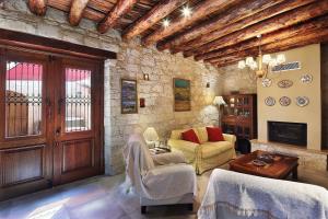 een woonkamer met een bank en een tafel bij KANTARA HOUSE - A Rural Retreat of Comfort & Class! in Arsos