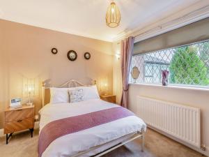 Un pat sau paturi într-o cameră la Featherstone House
