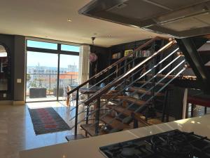 eine Wendeltreppe in einer Küche mit Aussicht in der Unterkunft Namaste in Kapstadt