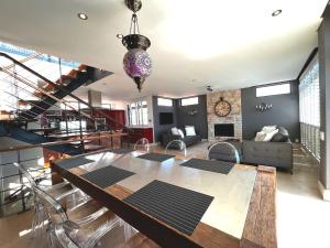 sala de estar con mesa y sofá en Namaste, en Ciudad del Cabo