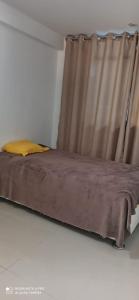 Bett in einem Zimmer mit Vorhang in der Unterkunft Hermosa departamento vanguardista c/ balcon . in Trujillo