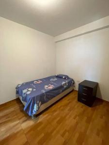 Ein Bett oder Betten in einem Zimmer der Unterkunft Hermosa departamento vanguardista c/ balcon .