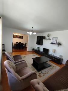uma sala de estar com dois sofás e uma mesa em "Apartament"-Casa Genius em Ploiesti