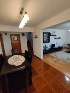 ein Esszimmer und ein Wohnzimmer mit einem Tisch in der Unterkunft "Apartament"-Casa Genius in Ploieşti