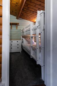Katil dua tingkat atau katil-katil dua tingkat dalam bilik di Mountain View Log Cabin - Snowdonia