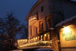 hotel z oświetleniem po stronie budynku w obiekcie Klaus im Weinviertel w mieście Wolkersdorf