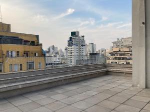 - une vue sur la ville depuis le toit d'un bâtiment dans l'établissement Alice Thomé, à São Paulo