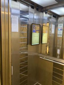 un ascenseur en acier inoxydable comportant deux signaux; dans l'établissement Alice Thomé, à São Paulo