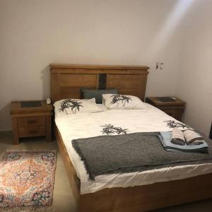 een slaapkamer met een groot bed met 2 nachtkastjes bij Stunning four bedroom duplex in central Raanana in Ra‘ananna