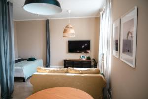 salon z kanapą i łóżkiem w obiekcie Chill Apartament w mieście Skarżysko-Kamienna