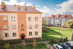 vista di un edificio con auto parcheggiate in un cortile di Chill Apartament a Skarżysko-Kamienna