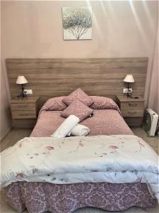 Łóżko lub łóżka w pokoju w obiekcie Piso Calzada de la Infanta Tres Carabelas Sanlúcar de Barrameda