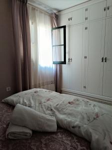 Łóżko lub łóżka w pokoju w obiekcie Piso Calzada de la Infanta Tres Carabelas Sanlúcar de Barrameda