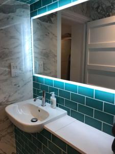 a bathroom with a sink and a mirror at Stylish Notting Hill Air Conditioned studio in London