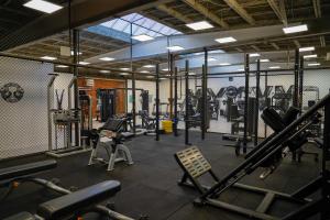 un gimnasio con mucho equipamiento en Stop'n Sleep Hotel en Rødby