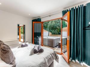 1 dormitorio con 1 cama y baño con bañera en Waterside Lodge Six - Uk38264 en Southowram
