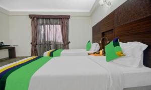 Postel nebo postele na pokoji v ubytování Treebo Maharaja Residency Family Hotel