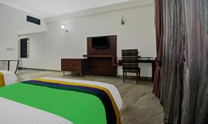 TV a/nebo společenská místnost v ubytování Treebo Maharaja Residency Family Hotel
