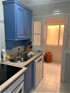 Kuchnia lub aneks kuchenny w obiekcie Piso Calzada de la Infanta Tres Carabelas Sanlúcar de Barrameda
