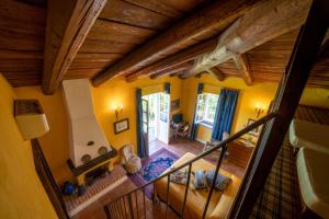 una vista aérea de una sala de estar con paredes amarillas en Villa Bricco dei Cogni, en La Morra