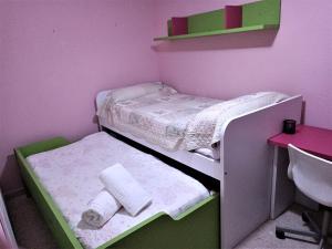 Łóżko lub łóżka w pokoju w obiekcie Piso Calzada de la Infanta Tres Carabelas Sanlúcar de Barrameda