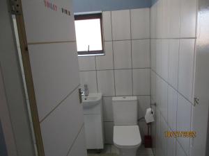 Baðherbergi á PS GOOD TIME GUEST HOUSE 53 ALDRED STREET FREEMANVILLE KLERKSDORP
