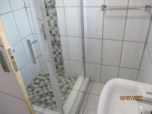 Baðherbergi á PS GOOD TIME GUEST HOUSE 53 ALDRED STREET FREEMANVILLE KLERKSDORP