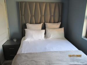 Rúm í herbergi á PS GOOD TIME GUEST HOUSE 53 ALDRED STREET FREEMANVILLE KLERKSDORP