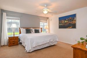 - une chambre avec un lit et un ventilateur de plafond dans l'établissement Cozy family vacation with large pool near Disney, à Davenport