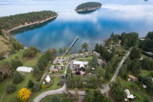 una vista aerea di un resort sulla riva di un lago di Mayne Island Resort a Mayne Island