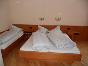 Łóżko lub łóżka w pokoju w obiekcie Appartement beim Brunnen 12