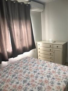Giường trong phòng chung tại Casa com 2 quartos agradáveis com ar condicionado