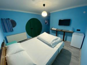 niebieska sypialnia z łóżkiem i biurkiem w obiekcie Hobbitköy giresun w mieście Giresun