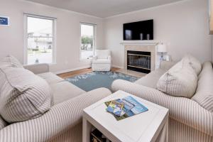 sala de estar con 2 sofás y chimenea en Charming Family Home 7 mins to Beach Dog Friendly en Ocean City