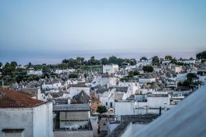 Widok na miasto Alberobello z tego domu wakacyjnego