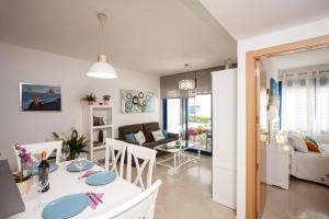 kuchnia i salon ze stołem i krzesłami w obiekcie Apartamento Playa Torrox w mieście Torrox Costa