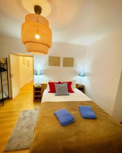 リスボンにあるOla Lisbon -Alfama Iのベッドルーム1室(青い枕2つ付)